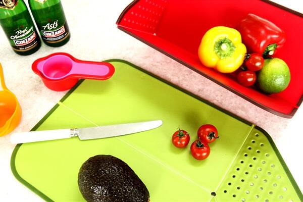Foldable Chop and Rinse Cutting Board