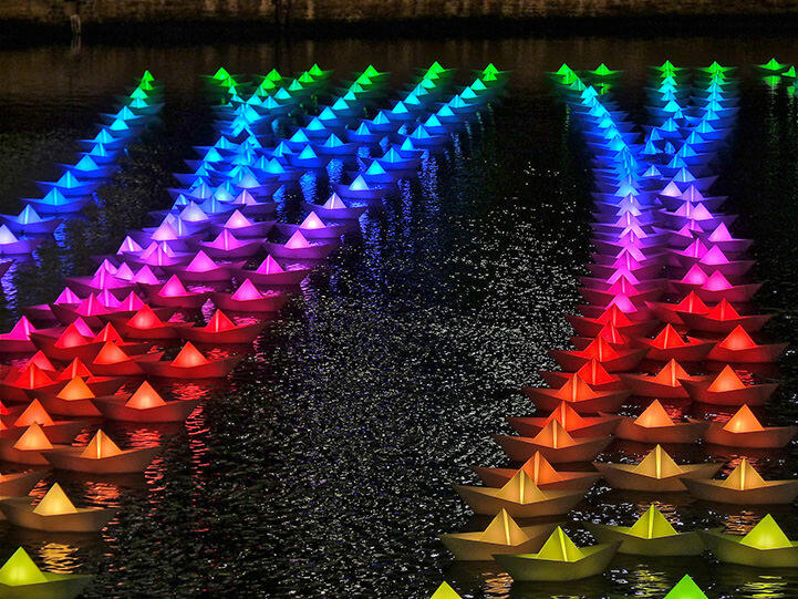 KEREN : Perahu Kertas Dengan Lampu Penuh Warna Sepanjang Sungai di Lon