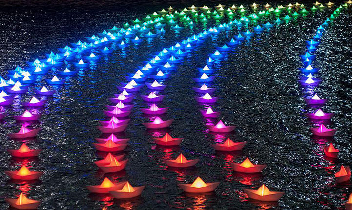KEREN : Perahu Kertas Dengan Lampu Penuh Warna Sepanjang Sungai di Lon