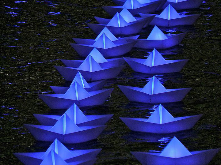 KEREN : Perahu Kertas Dengan Lampu Penuh Warna Sepanjang Sungai di Lon