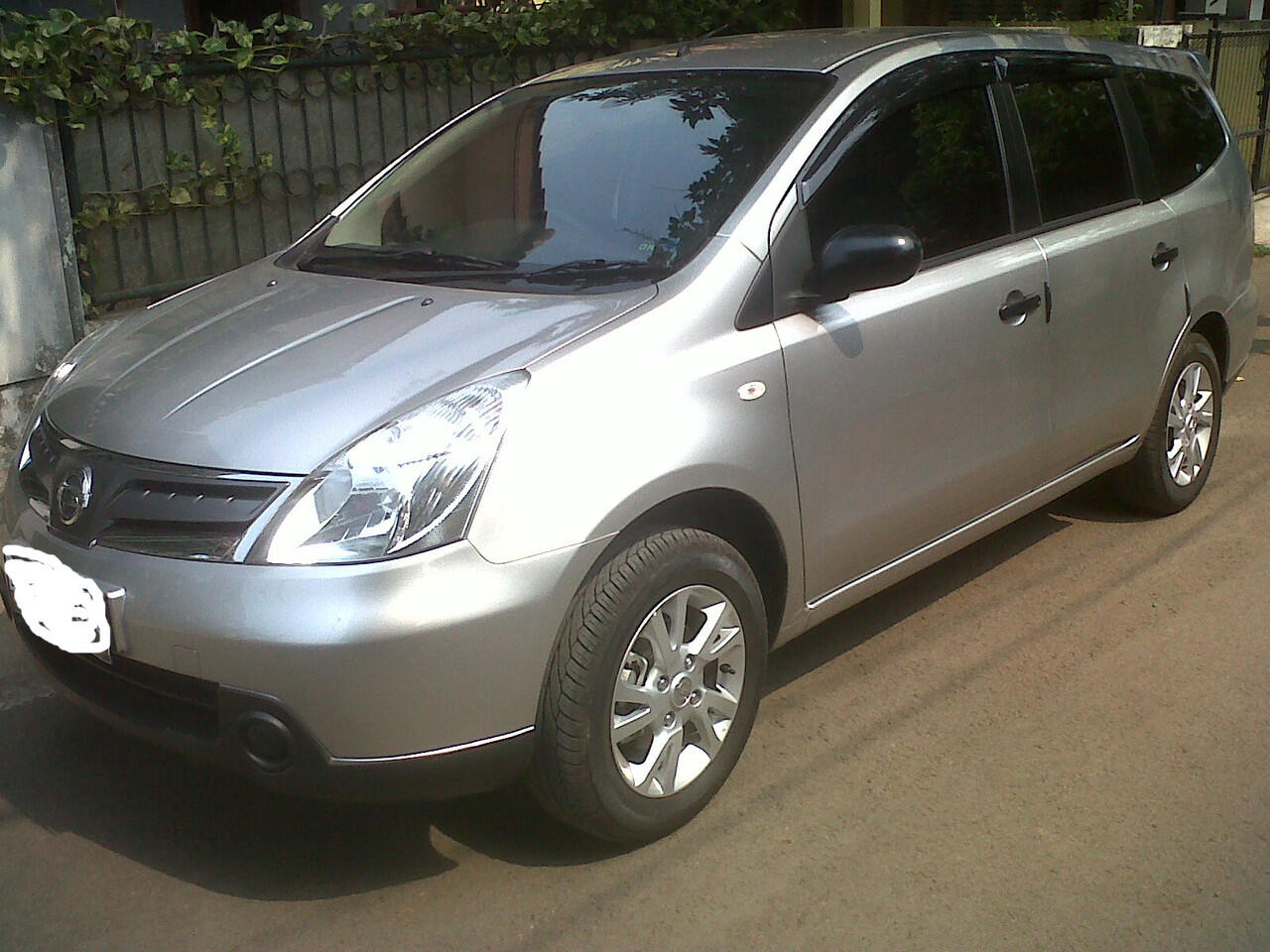Grand Livina type SV Feb 2012 Silver Metalik (152jt - Nego)