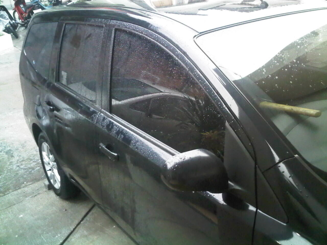 Dijual Nissan Grand Livina SV thn 2011 warna hitam M/T (NEGO pastinya)
