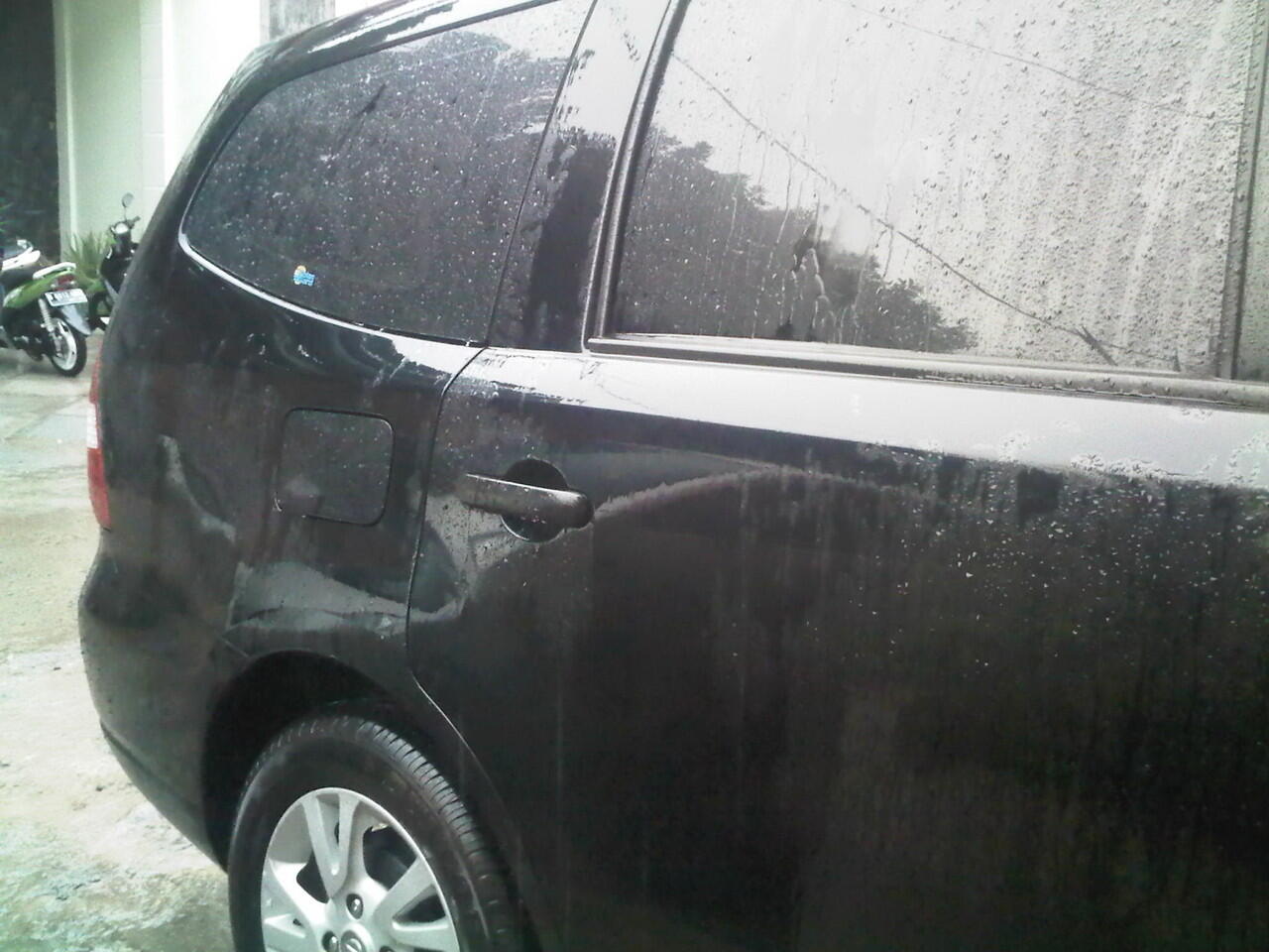 Dijual Nissan Grand Livina SV thn 2011 warna hitam M/T (NEGO pastinya)