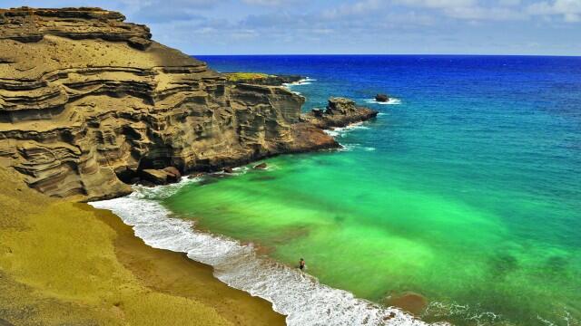 Pantai-Pantai Dengan Warna Pasir Menawan