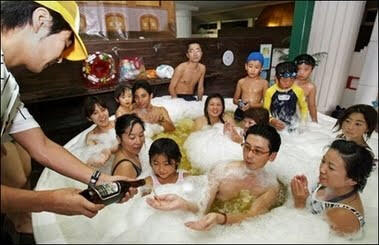 Woww..!!! Inilah 9 Cara Mandi Unik Di Dunia 
