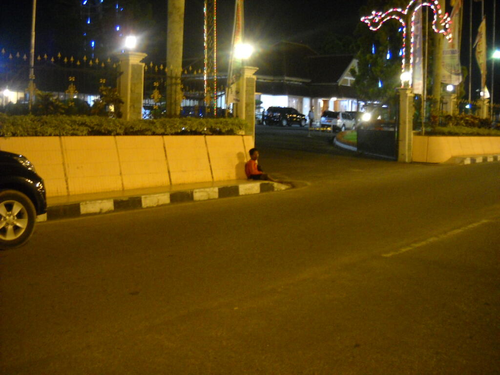 Pengemis Cacat Duduk Didepan Rumah Dinas Gubernur Jambi mengharap belas kasihan