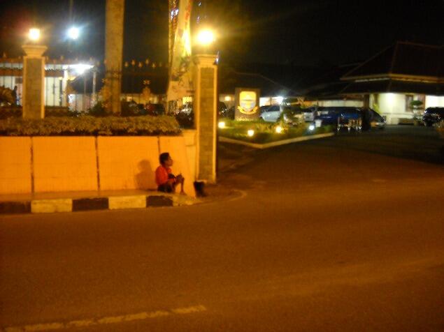 Pengemis Cacat Duduk Didepan Rumah Dinas Gubernur Jambi mengharap belas kasihan
