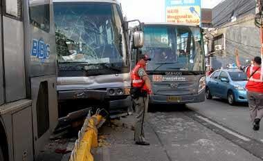 Bus Trans Jakarta VS Bus Trans Jakarta Di Warung Buncit