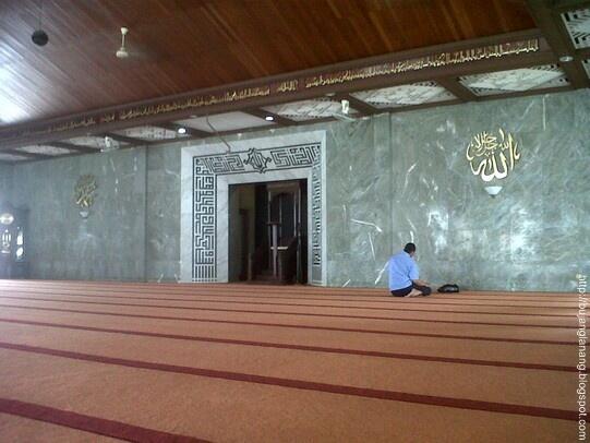 Shalat Jum'at di Bandara Soekarno Hatta &#91;Pict + Muslim Only&#93;