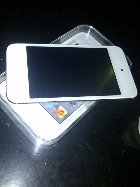 Jual iPod 4th Generation 8GB White Mulus 99%, GARANSI RESMI sisa 6 BULAN!!!