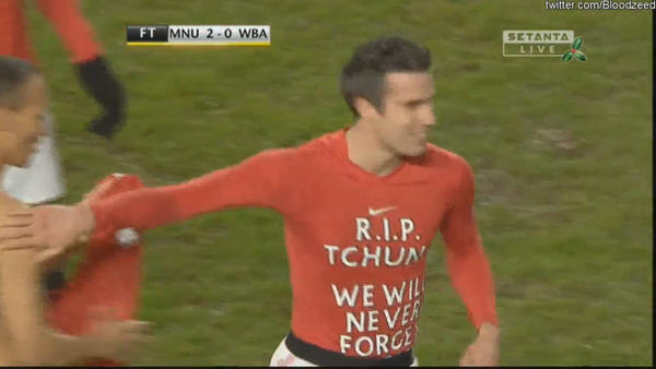 Tulisan di baju Robin van Persie (RvP) usai membobol gawang WBA (29/12/12)