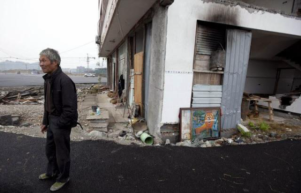 Unik. Rumah Mewah Berdiri Di Tengah Jalan Tol