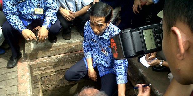 {hebat} gan Jokowi Masuk Gorong-Gorong di Jalan MH Thamrin