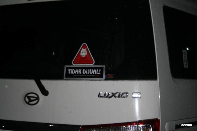 kok bisa ya masang stiker kek gini di mobil?