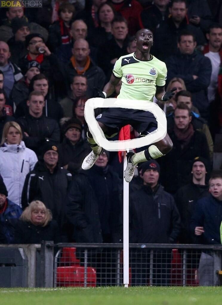 Pemain Newcastle United Tertusuk Bendera Corner Kick (BB Dikit)