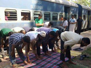 Subhanallah Foto Foto Saat Sholat tanpa Mengenal Waktu