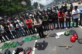 Subhanallah Foto Foto Saat Sholat tanpa Mengenal Waktu