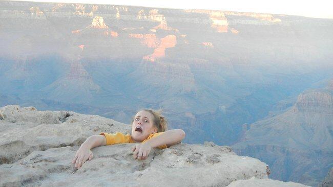 Ekspresi Cewek Cantik Yang Hampir Jatuh dari Grand Canyon