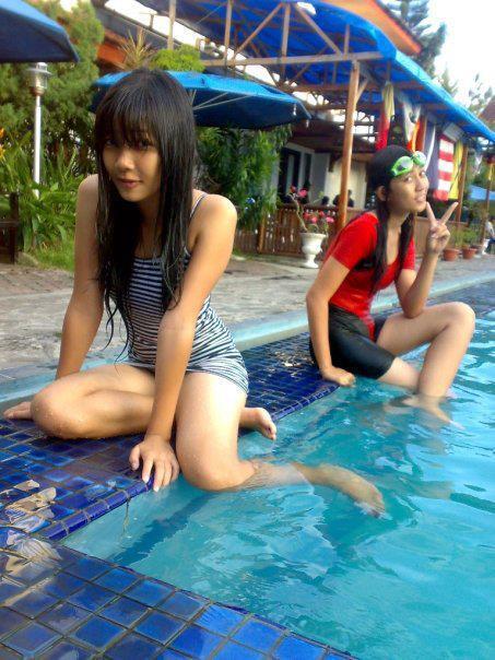 Kelakuan cewek Alay dikolam renang gan !!! O,O