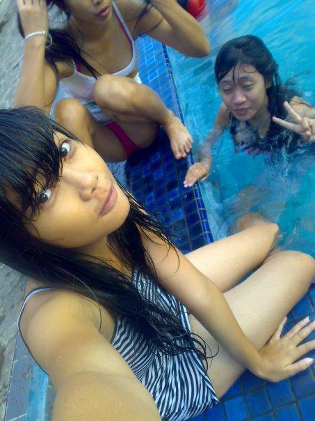 Kelakuan cewek Alay dikolam renang gan !!! O,O