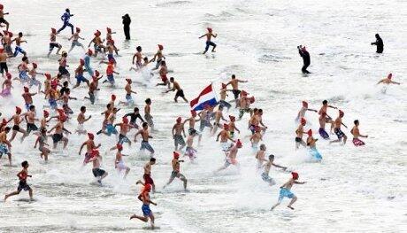 Tradisi Tahun Baru Belanda, 40 Ribu Orang Berendam di Laut Utara