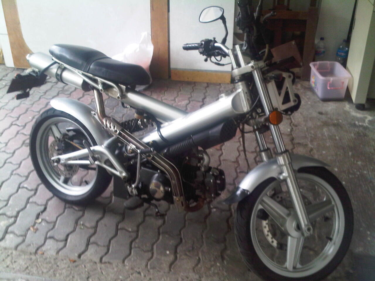 jual motor MInerva Mad Ass warna silver th2009 plat B barang di Jogja