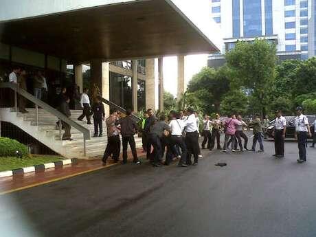 &#91;Mencekam!&#93; Polisi Terlibat Adu Jotos di Kantor Hatta Rajasa