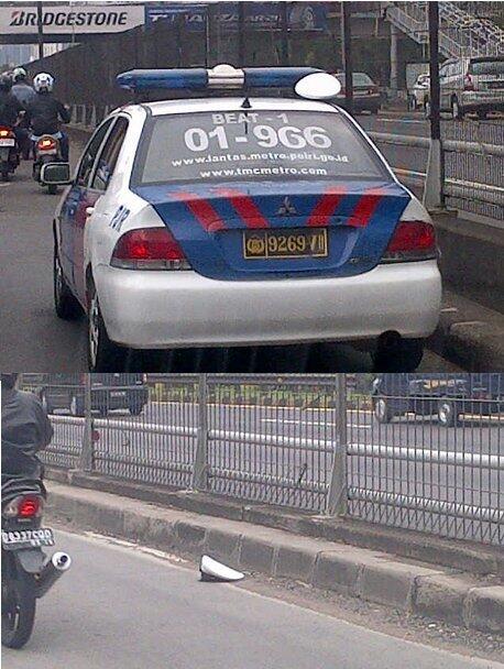 &#91;TRAGIS&#93; Topi Pak Polisi Ini Tertinggal di Atas Mobil PJR, Terjatuh Diinjak Motor