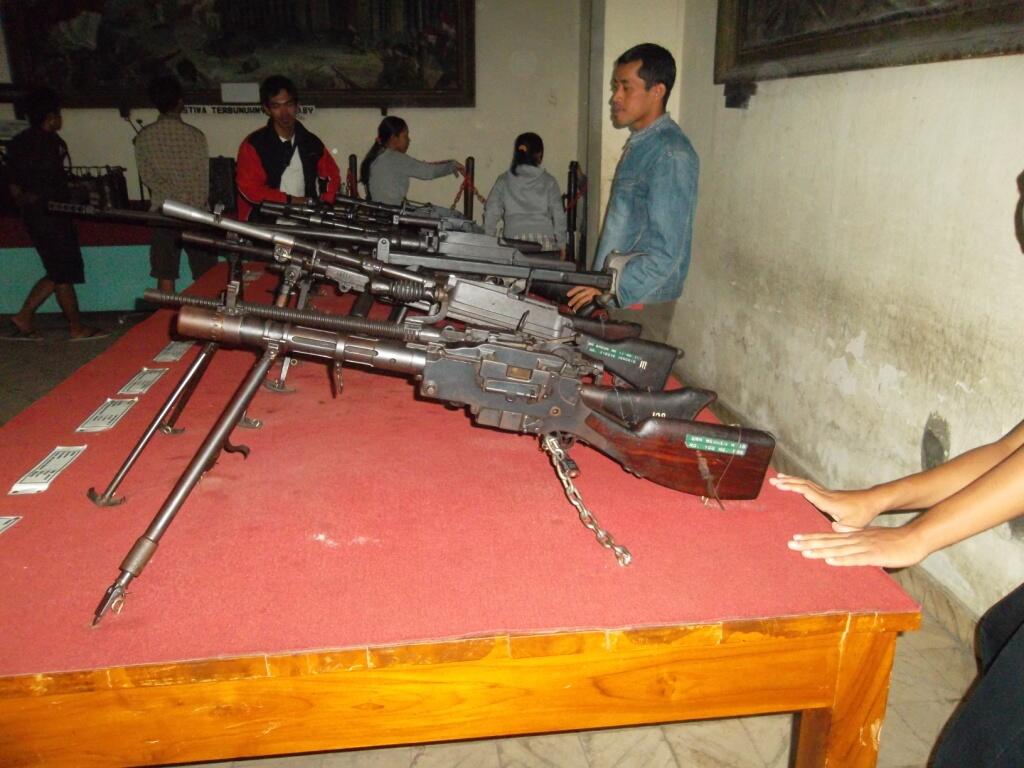Senapan Dan Pistol Yang Digunakan TNI Polri KASKUS
