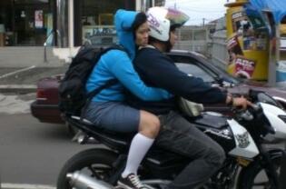 Pro &amp; Kontra Larangan Untuk Perempuan Mengangkang Saat Membonceng Motor