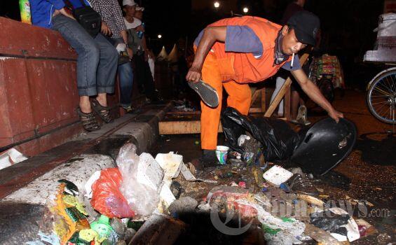 Malam tahun baru menyisahkan SAMPAH! bukan hanya di Indonesia tapi di New york juga