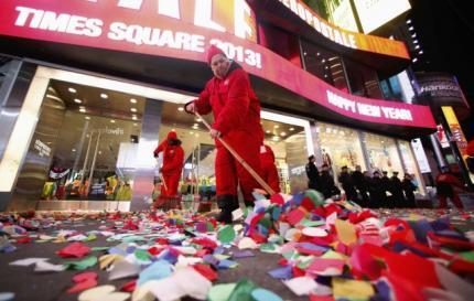 Malam tahun baru menyisahkan SAMPAH! bukan hanya di Indonesia tapi di New york juga