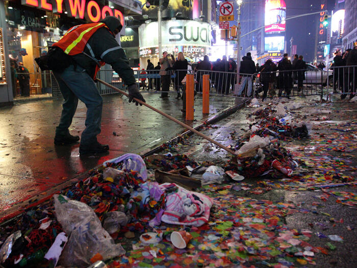 Malam tahun baru menyisahkan SAMPAH! bukan hanya di Indonesia tapi di New york juga