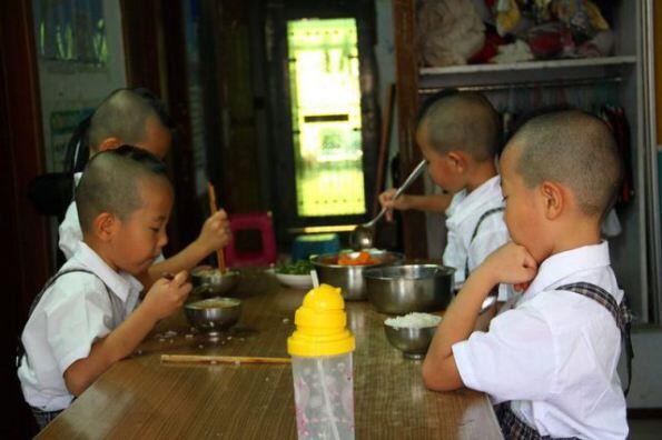 Hahaha,,,Gara-Gara Tak Bisa Bedakan 4 Anak Kembarnya, Rambut Anak Dicukur Angka