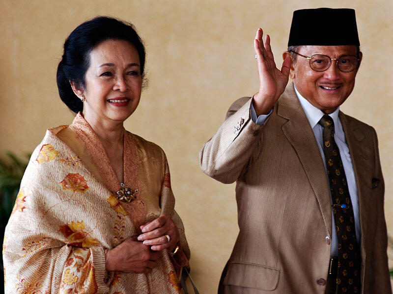 Puisi BJ Habibie Untuk Istrinya Ibu Ainun