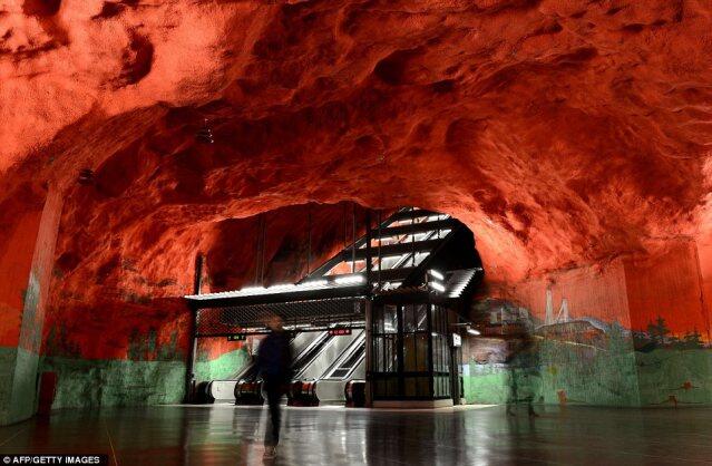 Mengintip Keindahan Stasiun Kereta Bawah Tanah Stockholm