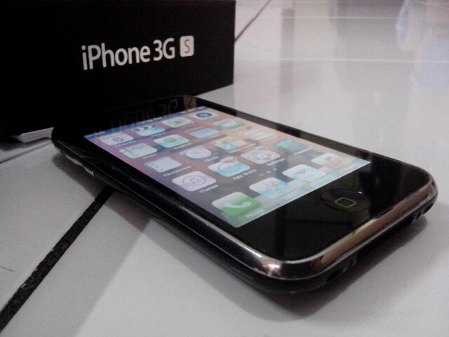 iPhone 3Gs 8Gb Lengkap, Normal & Mulus...