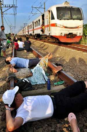 Rel Kereta Api jadi kasur sekaligus tempat wisata baru gan!! &#91;+pic&#93;