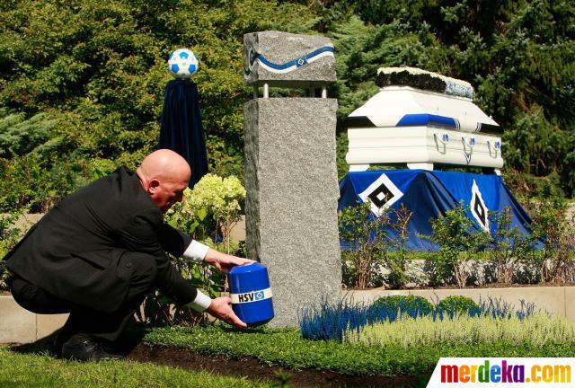 Makam ini khusus untuk penggila bola, tarifnya Rp 80 juta