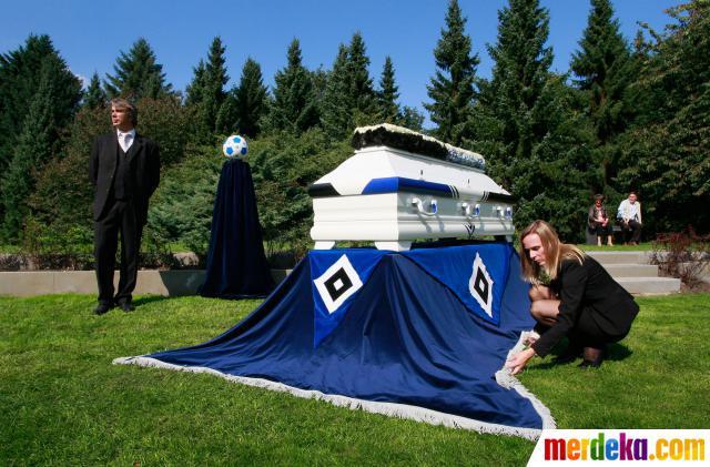 Makam ini khusus untuk penggila bola, tarifnya Rp 80 juta