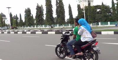 LARANGAN PEREMPUAN DUDUK NGANGKAN BERLEBIHAN SAAT DI BONCENG MOTOR