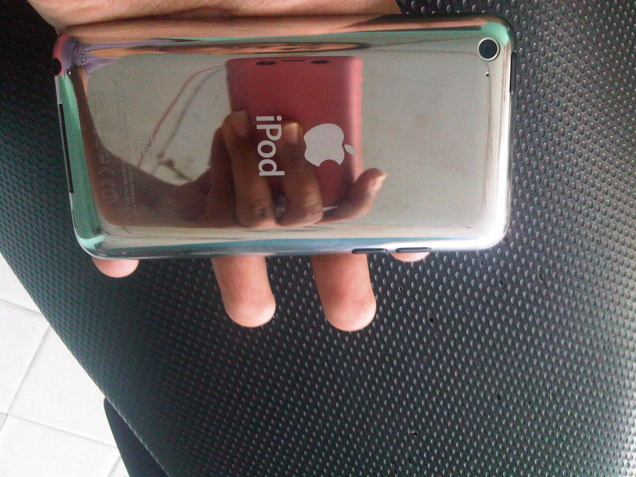 JUAL IPOD TOUCH 4 GEN 8GB BLACK FULLSET GARANSI PANJANG
