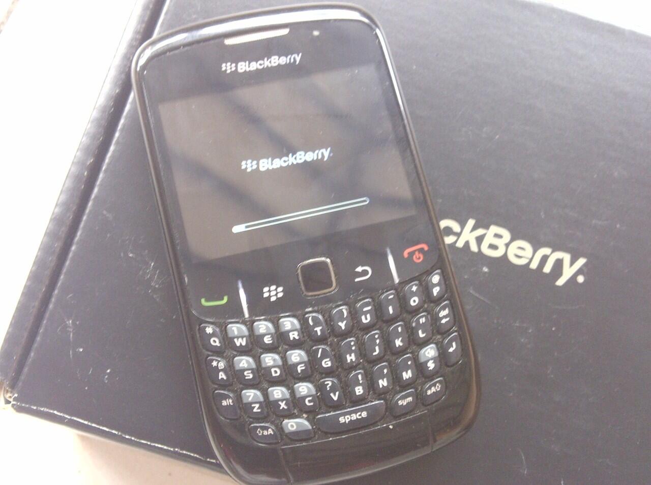 BLACKBERRY GEMINI 8520 HITAM LENGKAP MULUS