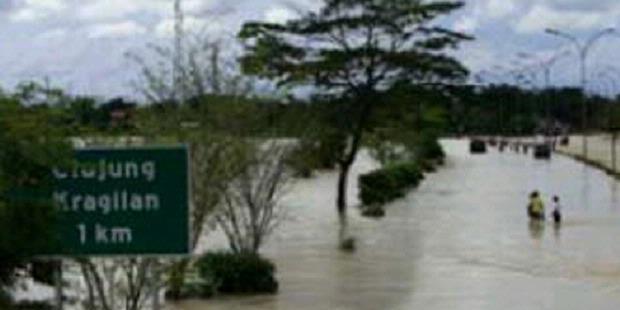 Banjir 95 Cm, Tol Jakarta Merak Ditutup