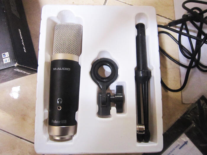 Masuk Bro!! Avid M-Audio Vocal Studio Microphone (MIC condensor recording)