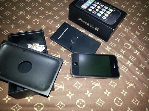 IPHONE 3GS 32GB BLACK FU, LENGKAP MULUS MURAH JUAL CEPAT