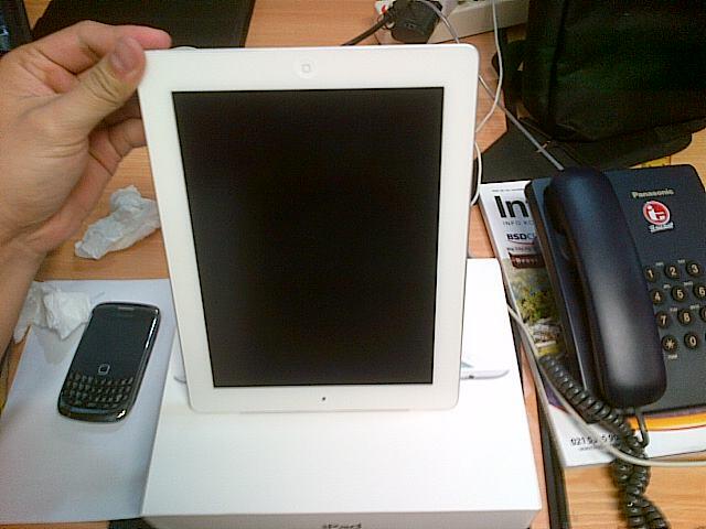 IPAD 2 3G WIFI 16 GIGA PUTIH KINYIS -KINYIS Masih Garansi sampai Februari 2013