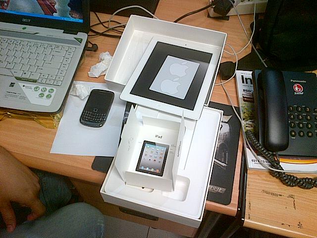 IPAD 2 3G WIFI 16 GIGA PUTIH KINYIS -KINYIS Masih Garansi sampai Februari 2013