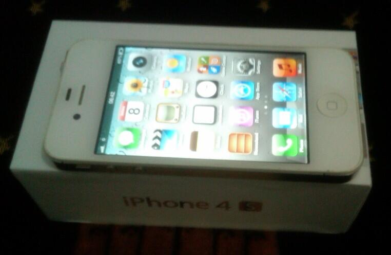 Dijual Murah!!! Iphone 4G 32GB CDMA warna Putih sudah inject Smartfren.. COD Only!!