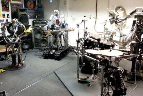 Wow, Grup Band Robot Mainkan Musik Metal